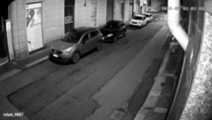 Torino, vandali in azione in via Montanaro: saltano sulle auto in sosta e distruggono a pedate il parabrezza