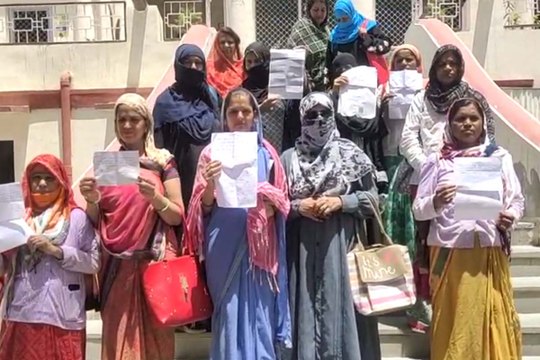 भुगतान के लिए भटक रही आशा सहयोगी, कलक्टर को सौंपा ज्ञापन