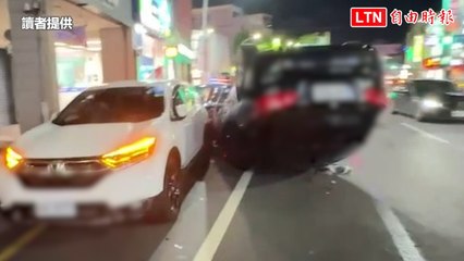 高雄夜間車禍驚險翻車！駕駛恍神擦撞停放汽車 🚗