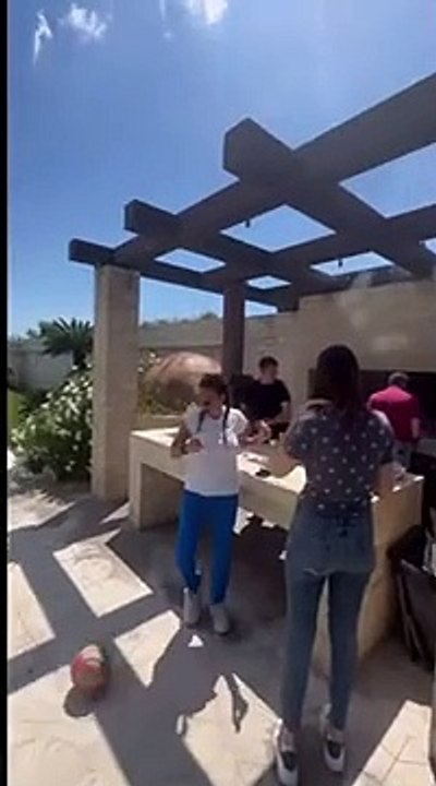 Ecco le immagini del giardino e del patio della lussuosa villa al Torrino di Ilary Blasi e Francesco Totti