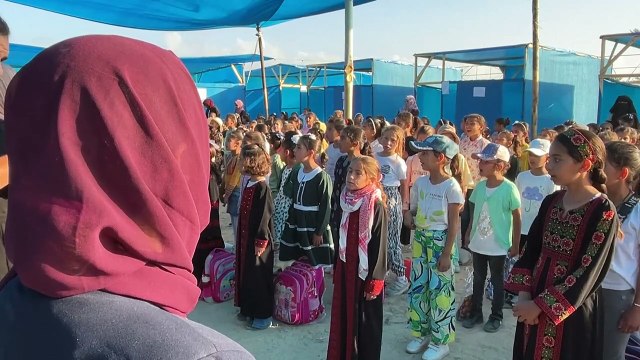 تلاميذ فلسطينيون يعودون لمقاعد الدراسة في مدرسة موقتة في خان يونس