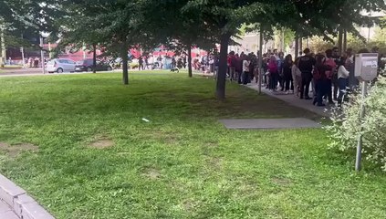 La lunghissima coda a Milano per il negozio dell'anime giapponese «One Piece»