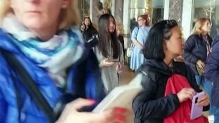فيديو: توقيف ناشطين فرنسيين بعد رشهما قاعة المرايا الشهيرة بقصر فرساي بمسحوق برتقالي