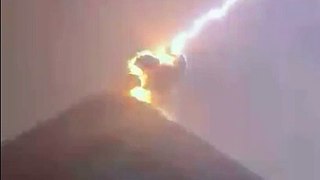 La foudre frappe un volcan en eruption au Guatemala