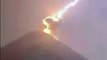 La foudre frappe un volcan en eruption au Guatemala