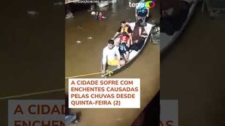 RS: Moradores fazem 'corrente humana' para resgatar pessoas ilhadas em Canoas