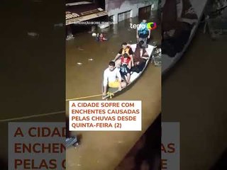RS: Moradores fazem 'corrente humana' para resgatar pessoas ilhadas em Canoas
