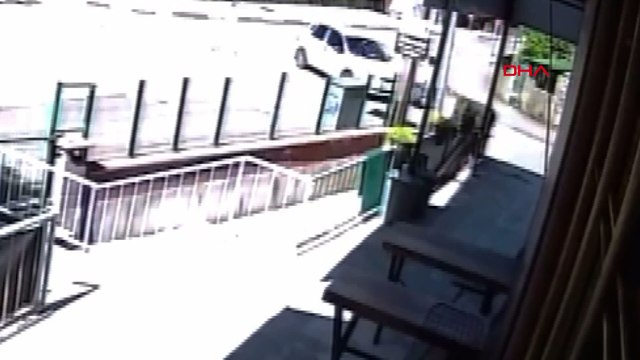 Anne ve bebek arabasına otomobil çarptı; kaza anı kamerada