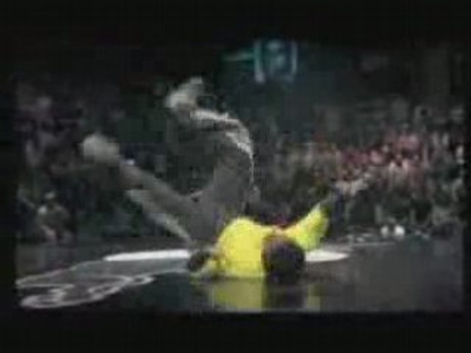 Ronnie vs. Pelezinho - Red Bull BC One 2005 - High Quality