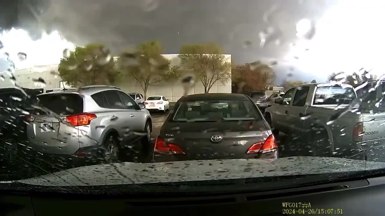 El vídeo de un tornado destrozando una nave industrial en Estados Unidos con 70 trabajadores dentro