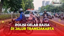 Hindari Razia, Pemotor hingga Mobil Dinas TNI-Polri Nekat Lawan Arah di Jalur Transjakarta