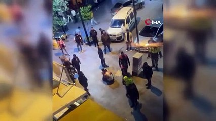 İzmir'de kavgaya müdahale eden polislere saldıran şahıs kamerada