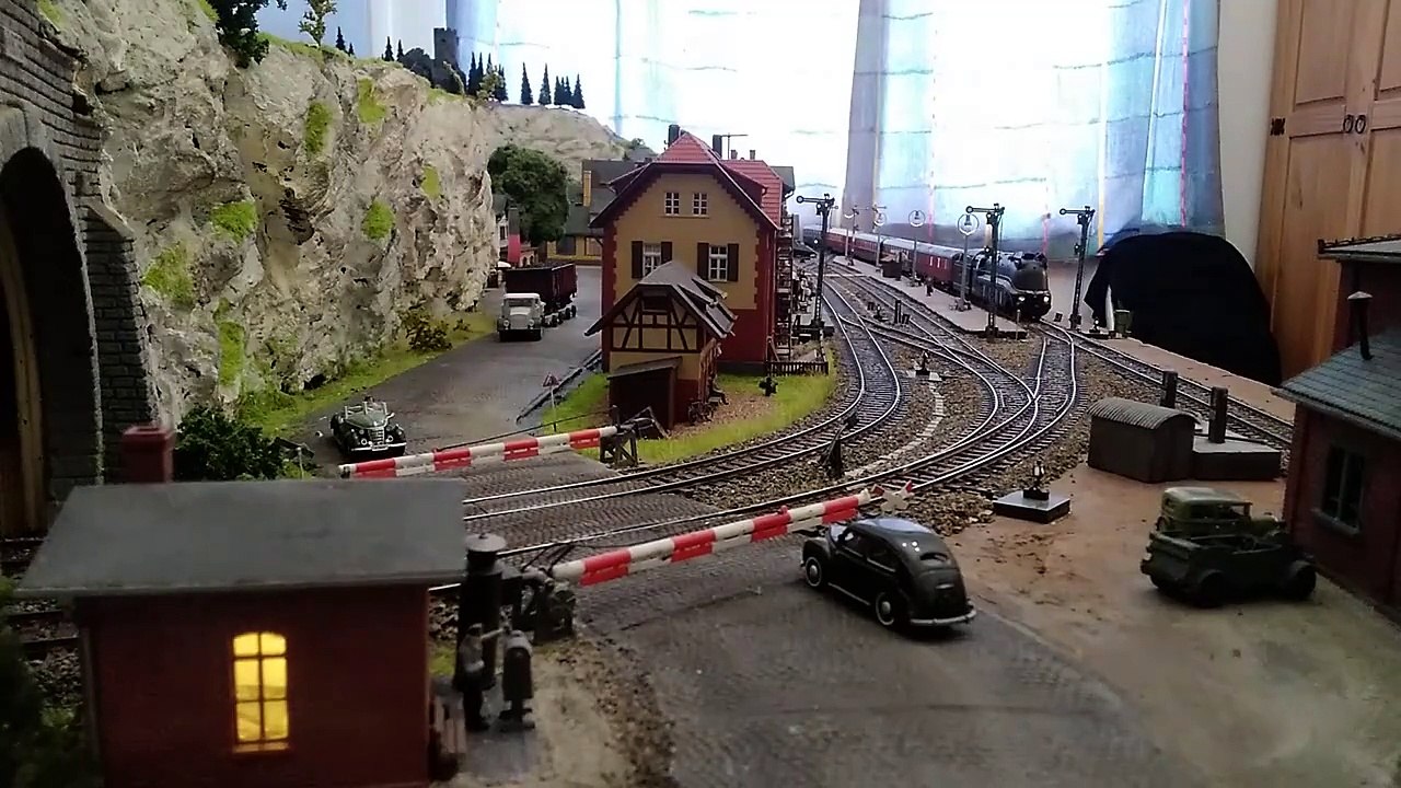 Modelleisenbahn H0 Epoche 2, Dampflok BR01 mit Schürzenwagen.