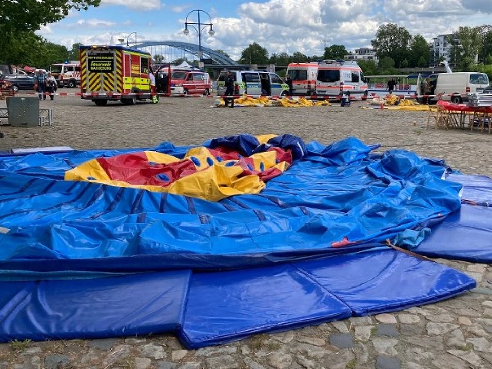 Windböe weht Hüpfburg mit vier Kindern in die Elbe
