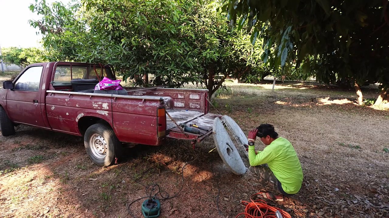 Wir stellen Kohle auf zwei Arten her. Im Faß und im Meiler, leider klappt nicht immer alles.
