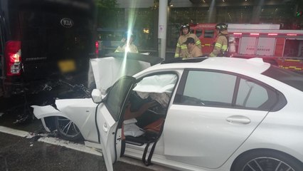 술 취해 외제차 몰던 20대...공항에서 버스 들이받아 / YTN