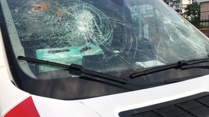 Adana'da 'geç geldiniz' diyerek ambulansa kürekle saldırdı