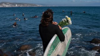 Con ceremonia en el mar, surfistas rinden homenaje a los hermanos Robinson y a Jack Carter