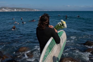Con ceremonia en el mar, surfistas rinden homenaje a los hermanos Robinson y a Jack Carter