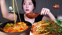 SPICY MALA RAMEN NOODLES ! SPICY GREEN ONION KIMCHI ☆ FISH BALLS l ASMR MUKBANG