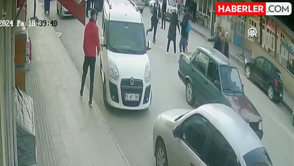 Düğün konvoyunda zarf kavgası! Yere düşen arkadaşının üzerinden otomobille geçti