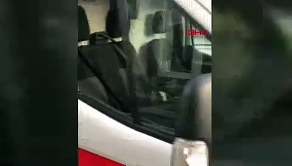 'Geç geldiniz' dedi, ambulansa saldırdı