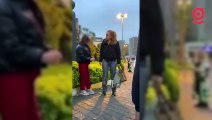 Küçükçekmece'de yolda 10 yaşındaki kızını darp eden bir anne çevredeki vatandaşların tepki göstermesi üzerine kızını bırakıp gitti.