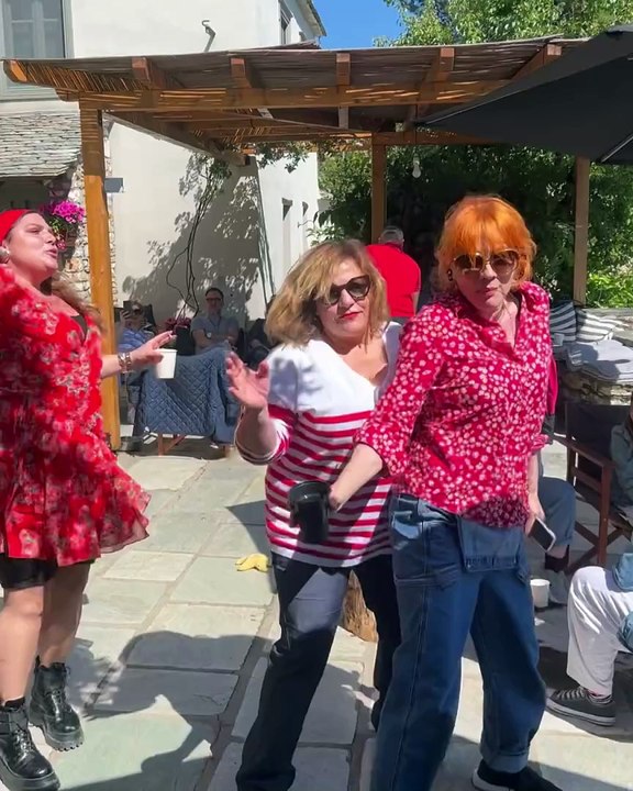 Πάσχα στο σπίτι του Χαραλαμπόπουλου στο Πήλιο-Τεράστια παρέα ηθοποιών και μεγάλα ονόματα του θεάτρου