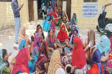 महिलाओं ने जलदाय कार्यालय में पानी के लिए किया सत्संग, देखें वीडियो