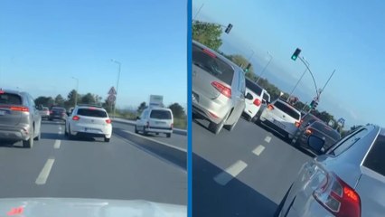 Bakırköy'de makas atarak ilerleyen otomobil kaza yaptı