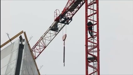 Firenze, la protesta sulla gru