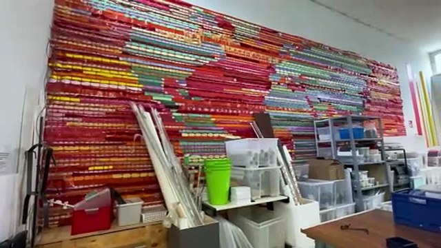 Colori, giochi e costumi teatrali, nel centro del Comune dove i rifiuti diventano arte