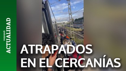 Download Video: Decenas de pasajeros tienen que abandonar el cercanías tras una hora encerrados en él