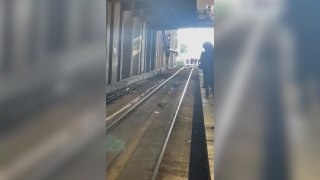 Caos en Atocha: pasajeros andando por las vías tras una avería que provoca retrasos