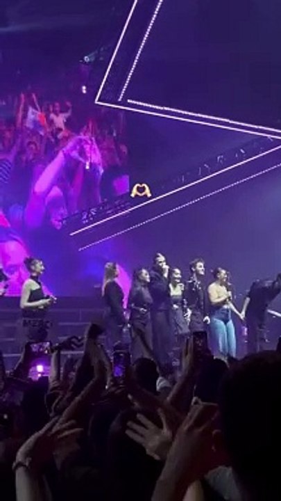 Clara et Marie-Maud sur la scène du Zénith de Paris pour le concert de la Star Academy le 5 mai 2023.