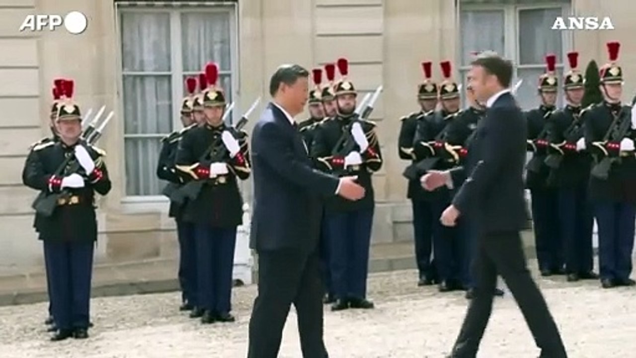 Parigi, Xi Jinping e' arrivato all'Eliseo