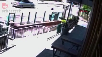 Anne ve bebek arabasına otomobil çarptı