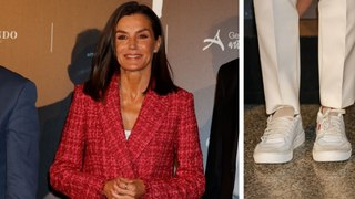 La Reina Letizia reaparece en zapatillas tras romperse un dedo del pie