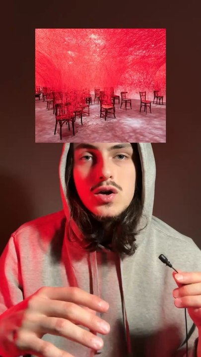 Une artiste incroyable do c'est trop impressionnant tout ces fils rouges! Cette œuvre est juste incroyable  Chiharu Shiota pour son exposition « Chacun, un univers » présenté à la fondation Tàpies, 21 mars 2024. Crédit vidéo : hammer Muséum / Art basel)