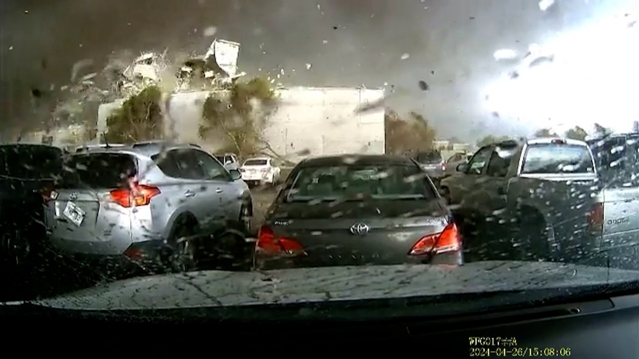 Impresionantes imágenes de cómo un tornado convierte una gran nave industrial en escombros en segundos