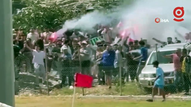 O anlar kamerada! Taşlar ve sopalar havada uçuştu