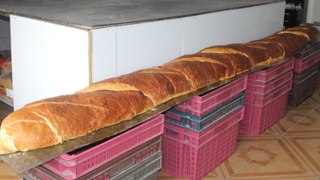 Sivas'ta bir fırıncı 3 metre 80 santimetre uzunluğunda ekmek üretti