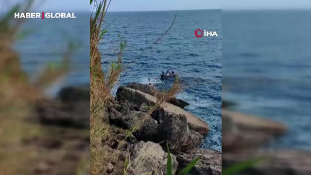 Kayalık alanda mahsur kalan gençleri deniz polisi kurtardı