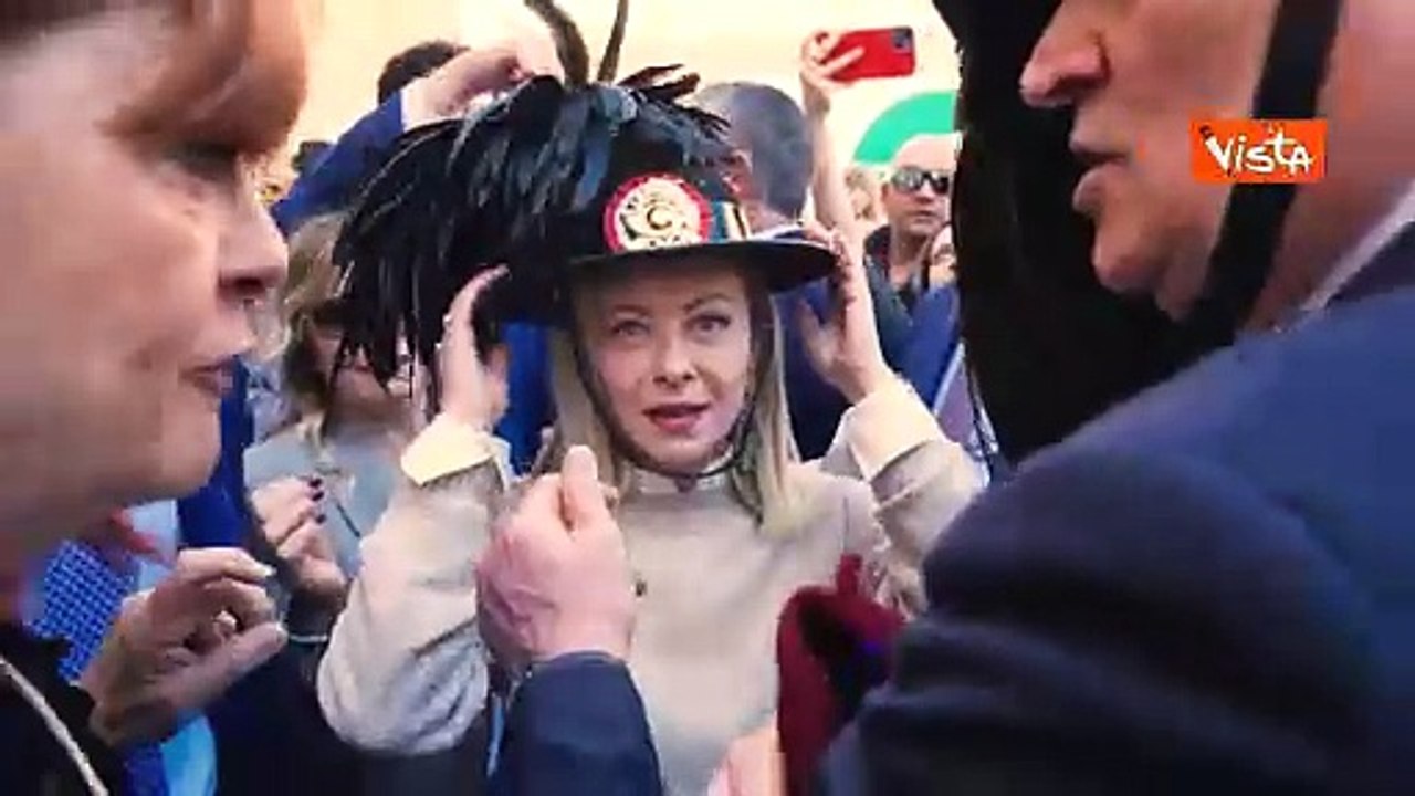 La premier Meloni prova la corsa dei Bersaglieri ad Ascoli Piceno