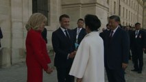 Le président Chinois Xi Jinping et sa femme sont accueillis par le couple présidentiel à l'Hôtel des Invalides pour une cérémonie protocolaire