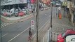 VÍDEO: Câmera de segurança flagra caminhão sem freios tombando em rua de Joinville