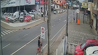 VÍDEO: Câmera de segurança flagra caminhão sem freios tombando em rua de Joinville
