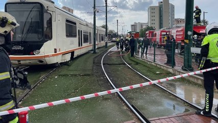 Tramvaya yıldırım düştü