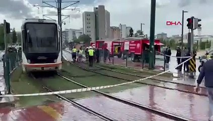 Tramvaya yıldırım düştü; yangın çıktı