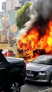 VÍDEO: Ônibus pega fogo no Terminal da França 